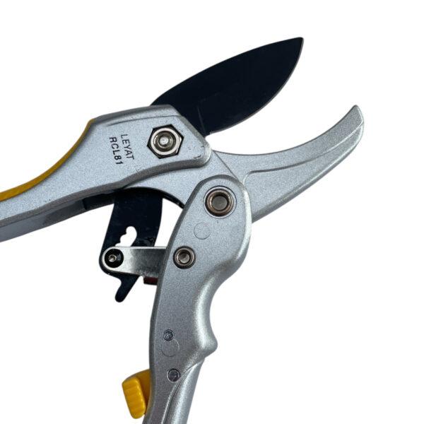 Leyat Premium Ratchet Gardening Secateurs Open Close Up